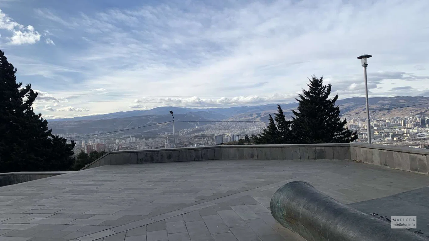 Вид с площадки Монумент «Хроника Грузии», Тбилиси
