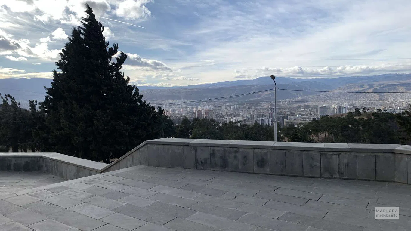 Вид с площадки Монумент «Хроника Грузии», Тбилиси