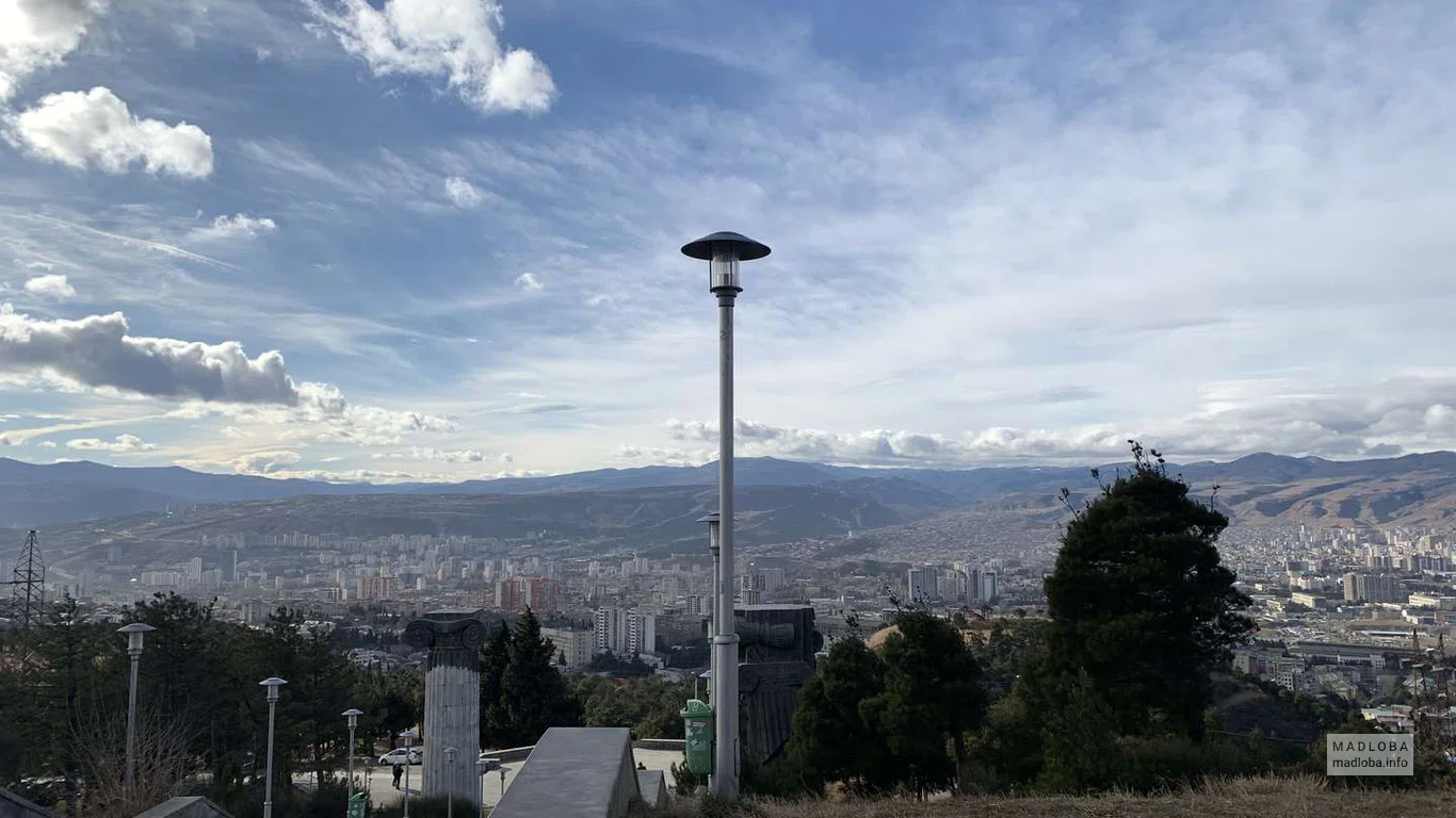 вид на Тбилиси с  мемориала История Грузии?