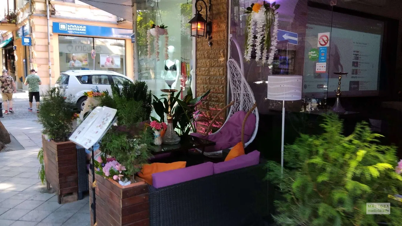 Coyote BAR вход в бар и стойка с меню на улице