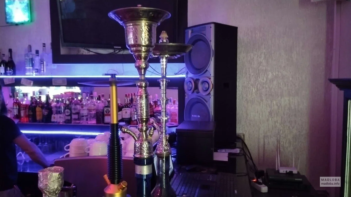 Coyote BAR кальяны на барной стойке