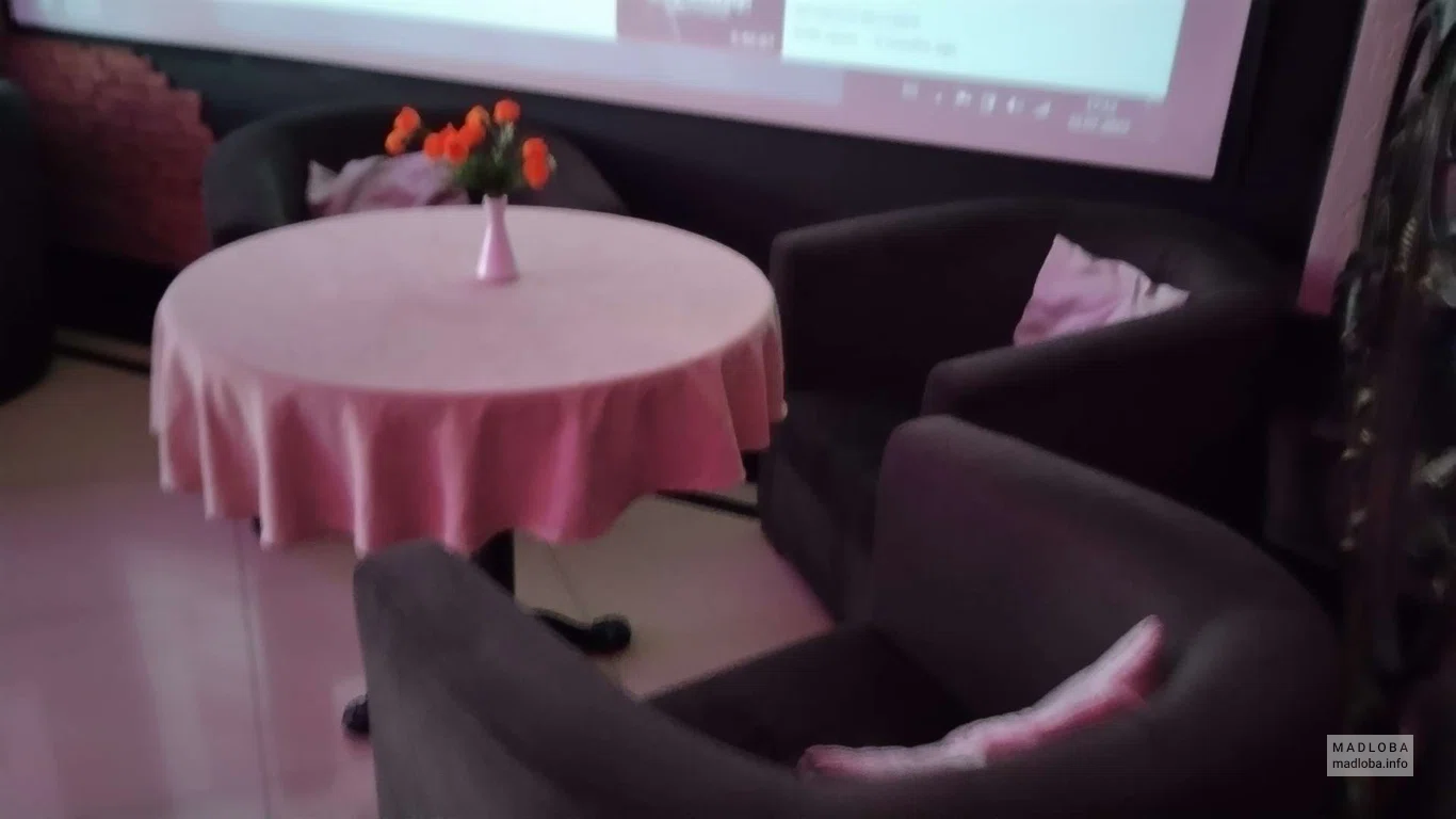 Coyote BAR круглый столик накрытый скатертью