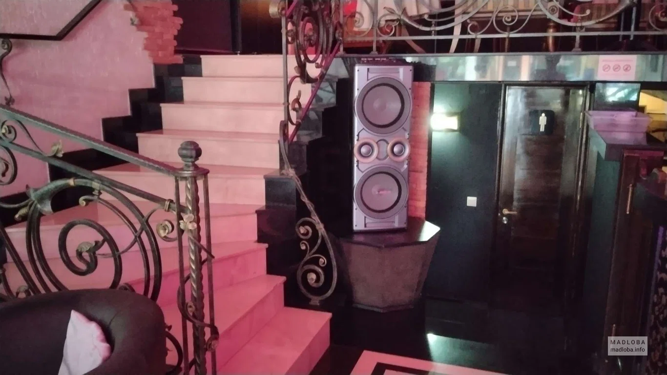 Coyote BAR лестница на второй этаж