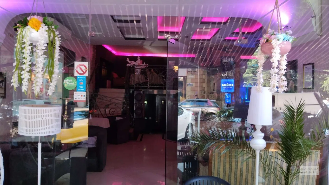 Coyote BAR вход в стеклянные двери бара