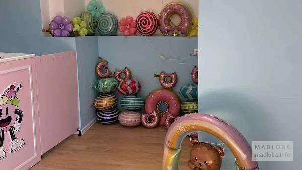 Красивое оформление воздушными шарами кафе Ice Cream Shop