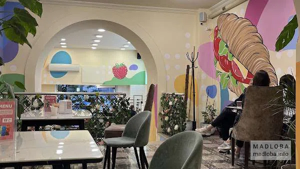 Столики в кафе Ice cream ge