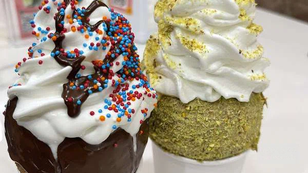 Вкусное мороженое в кафе Ice cream ge