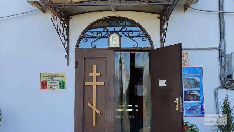 Вход в Илорскую церковь Святого Георгия