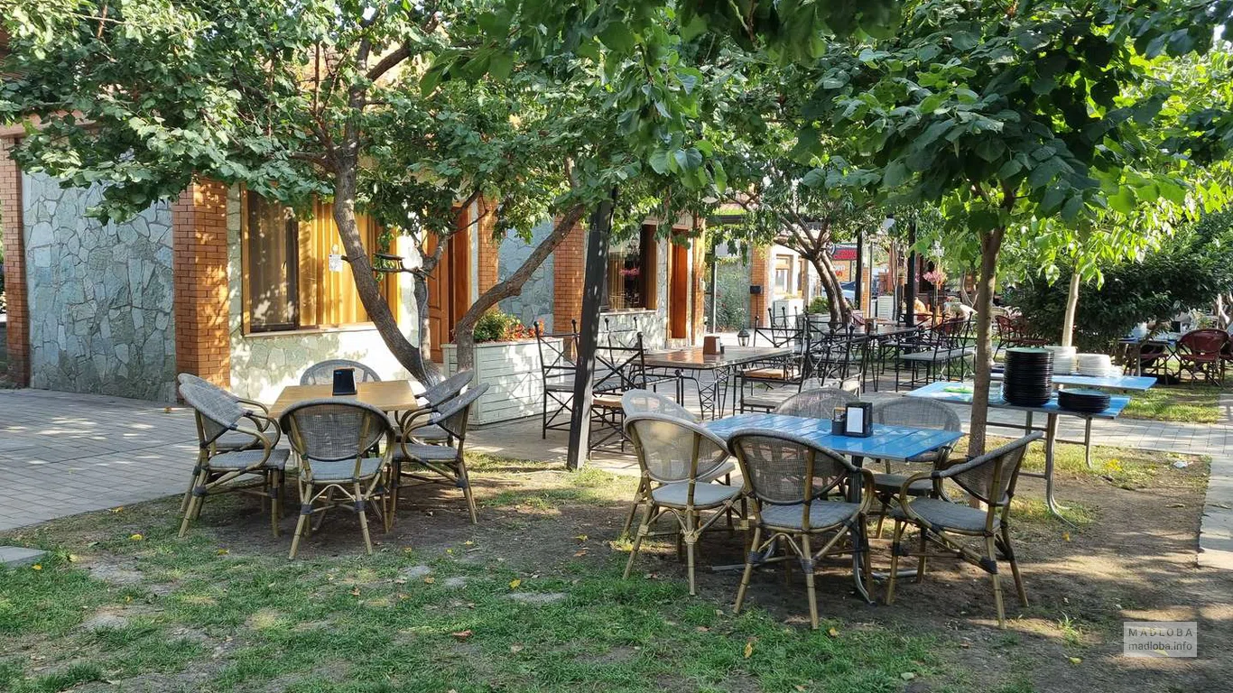Ресторан "Imeretian Yard" - столики для гостей
