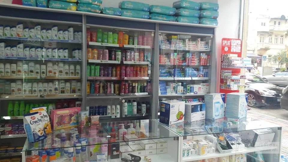 Полки с лекарствами в аптеке Impulse в Грузии