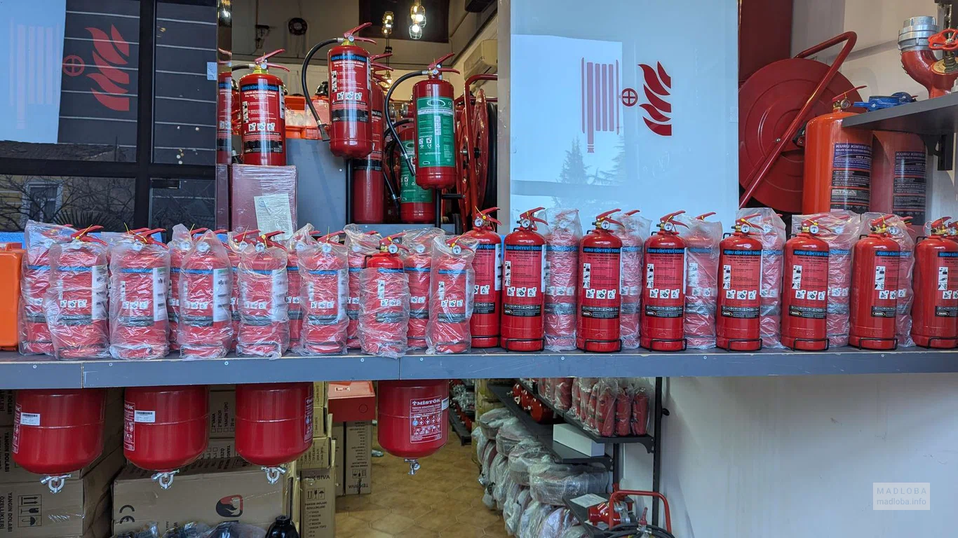 большой выбор огнетушителей в магазине Imza Fire Group в Батуми