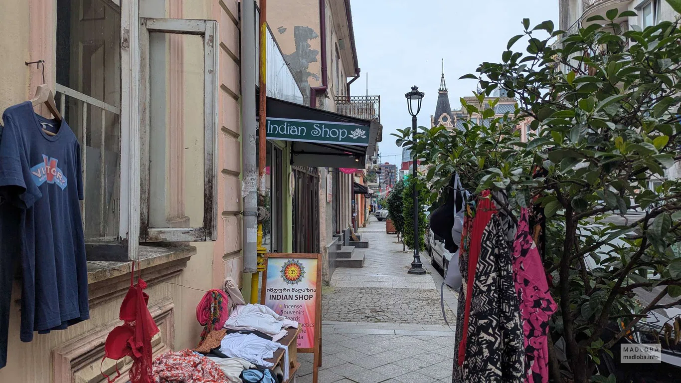 Вход в магазин Indian Shop