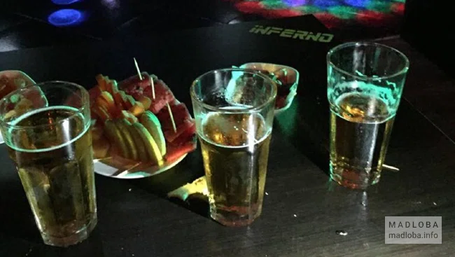 Коктейли в рюмках в баре Адский клуб