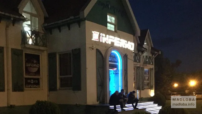 Вход в бар Адский клуб в Грузии