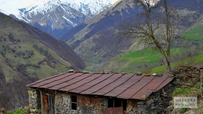 Домик в горах Грузии, Inside Georgia
