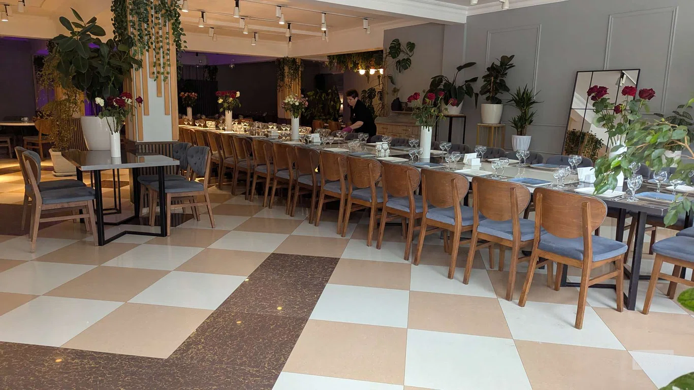 Ресторан INSIDE - большой сервированный стол