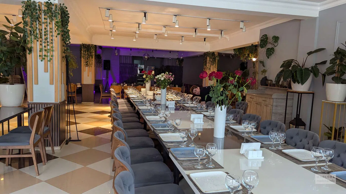 Ресторан INSIDE - сервированный стол для банкета