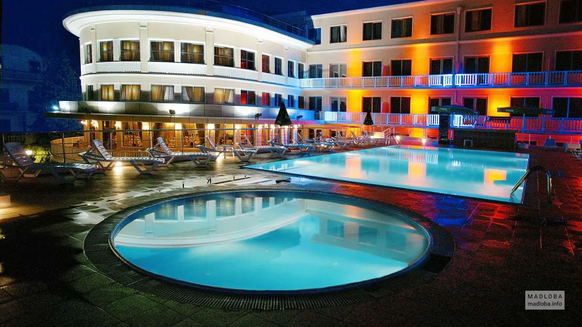 Вид здания Intourist Palace Hotel в ночное время