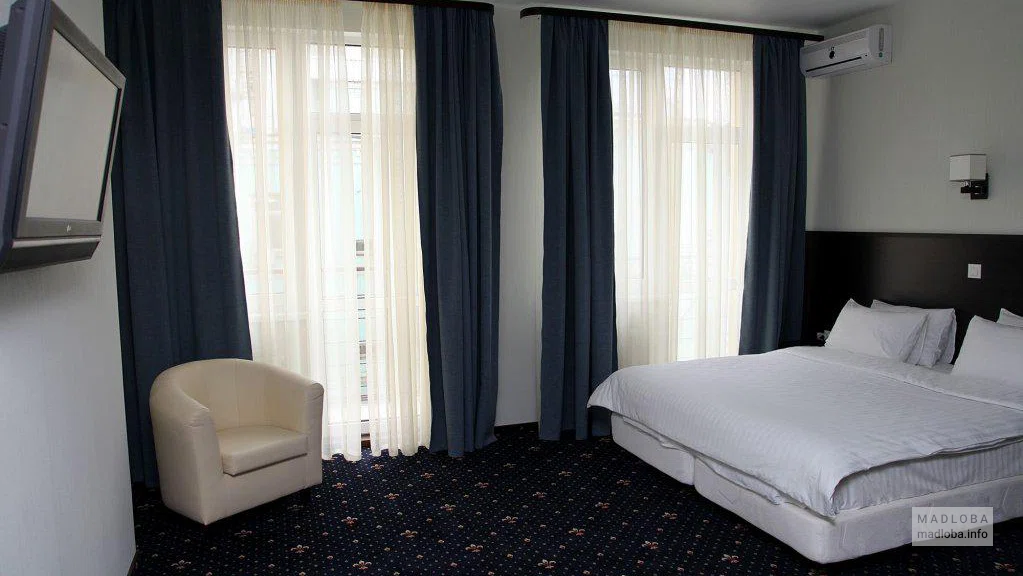 Интерьер спальни в отеле Ириса