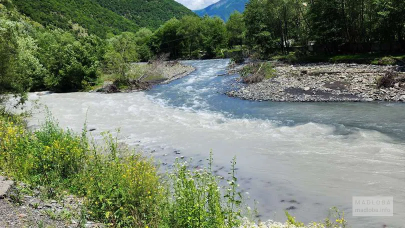 Источник минеральной воды в Пасанаури