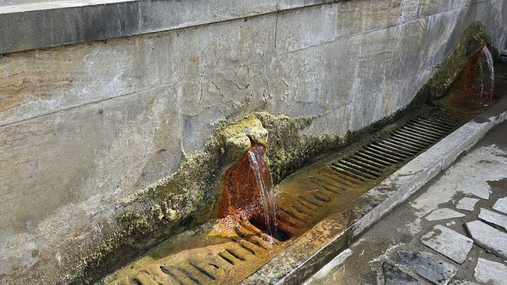 Источник с минеральной водой "Болниси"