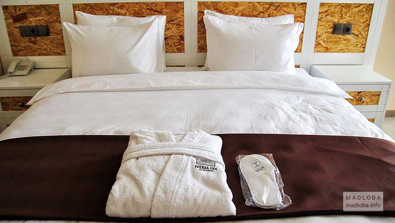 Кровать в номере гостиницы Iveria Inn