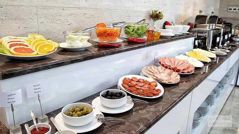 Завтрак по системе шведского стола в Iveria Inn