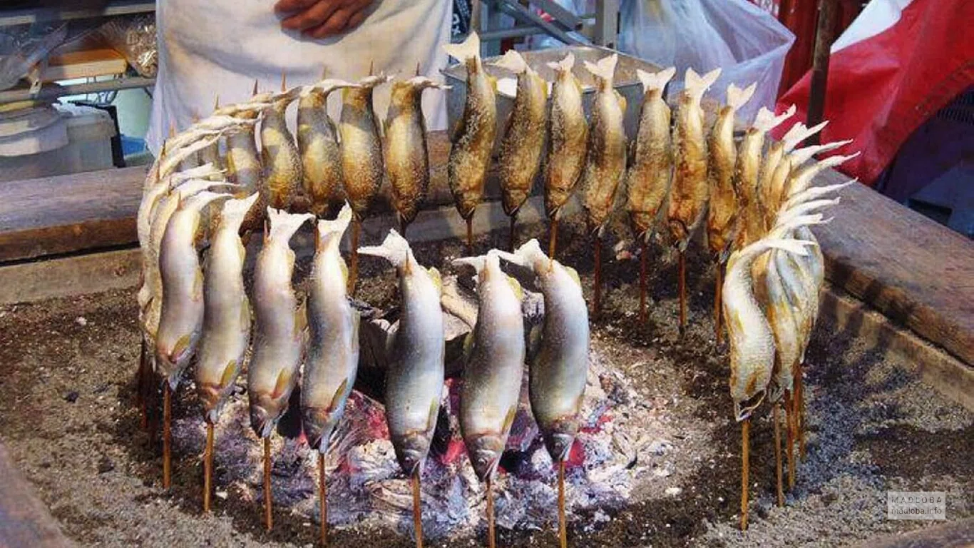 Приготовление рыбы в ресторане Грузии