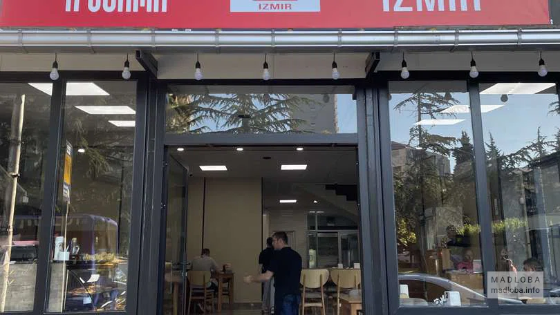 Вход в ресторан Izmir