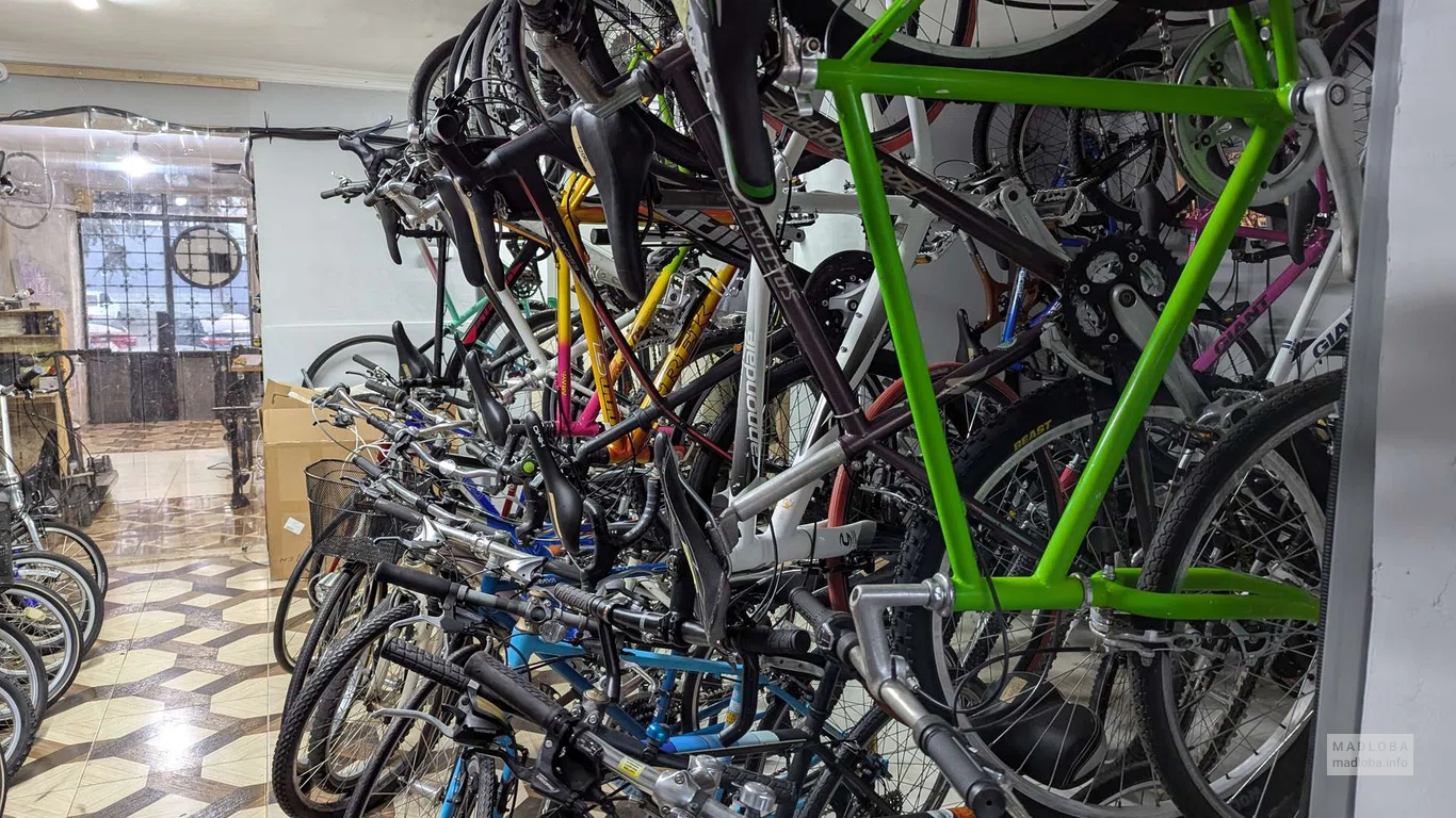 Простор с множеством велосипедов