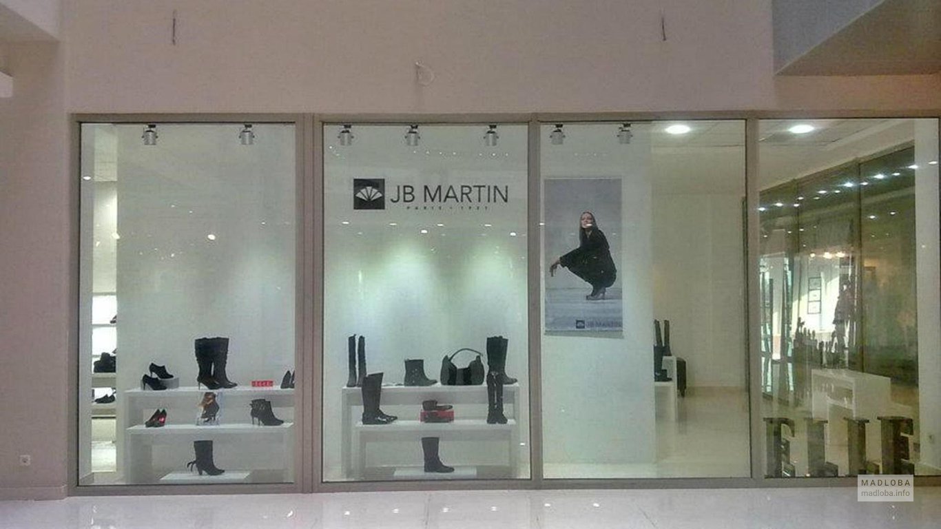 Витрина магазина обуви JB Martin в Тбилиси