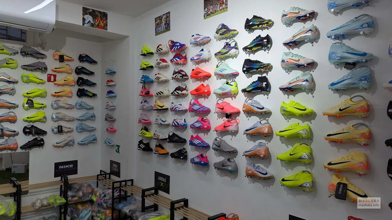 Магазин футбольной экипировки "Jassport" широкий ассортимент кроссовок