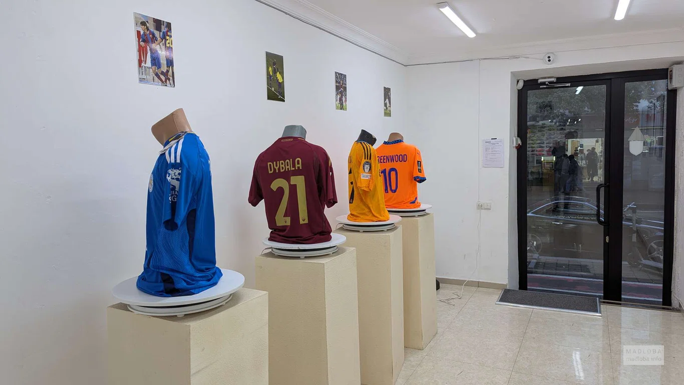 Магазин футбольной экипировки "Jassport" манекены в футболках