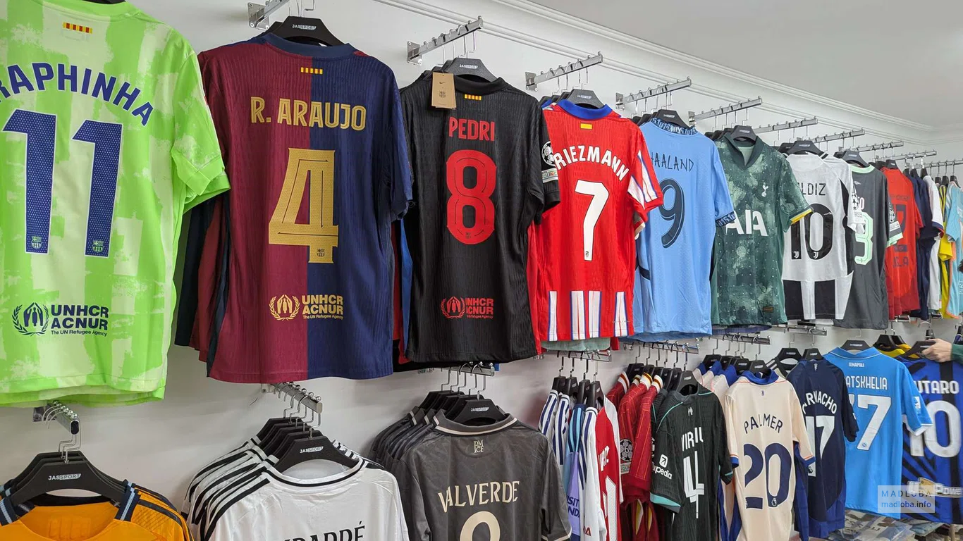 Магазин футбольной экипировки "Jassport" футболки разноцветные