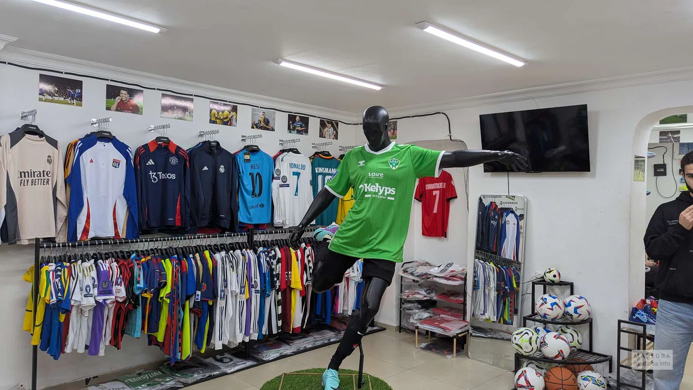 Магазин футбольной экипировки "Jassport" манекен в футболке, имитирующий бегущего футболиста