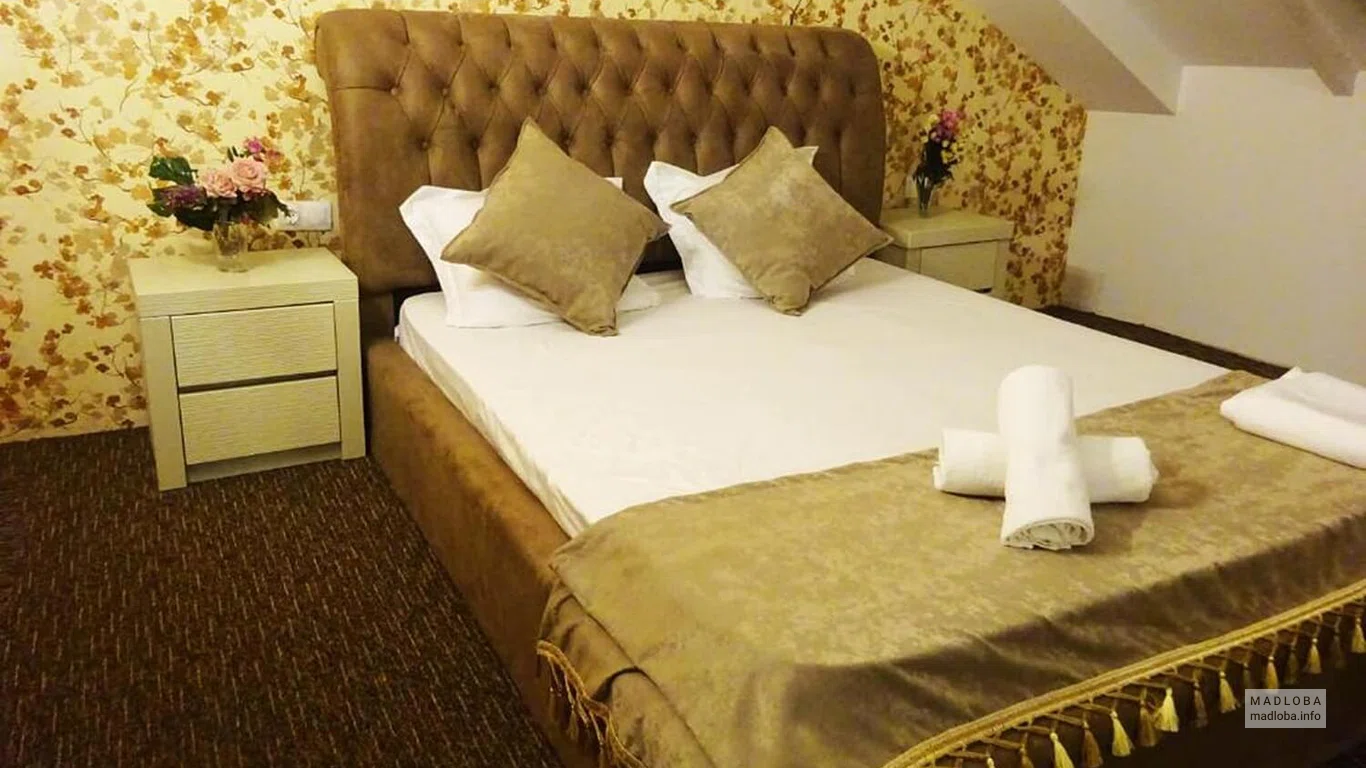 Кровать в номере отеля "Джире Новый Тбилиси"