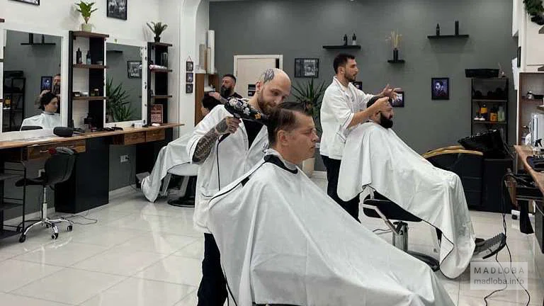 Joker Barbershop клиенты в зале барбершопа