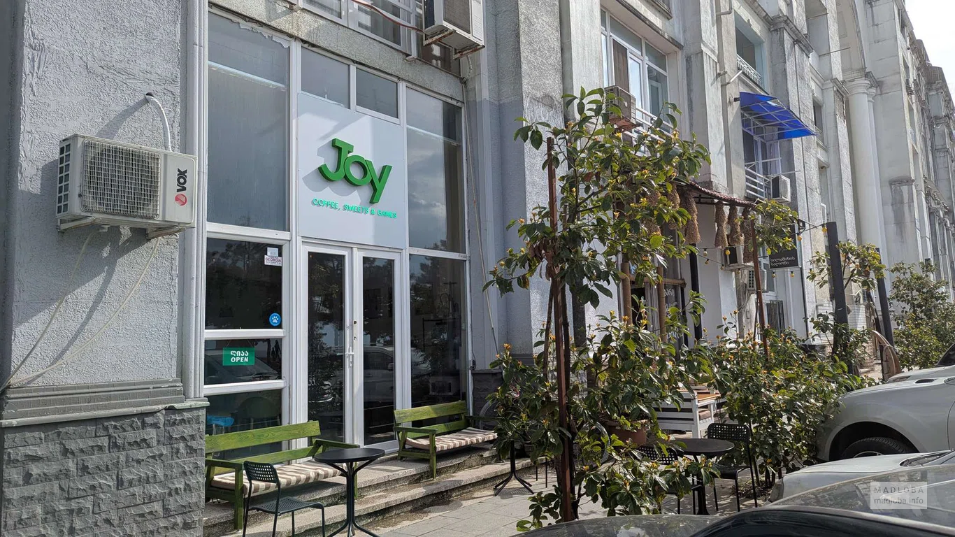 Joy — кофейня с настольными играми и десертами в Батуми