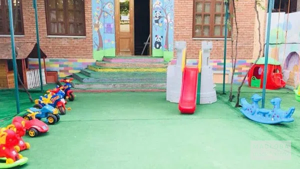 Детские горки и игрушки на площадке садика Junior