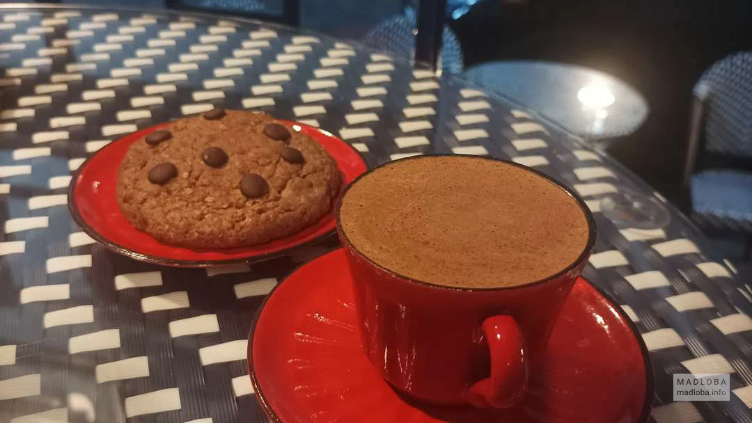 Подача кофе с печеньем в KAWAGRAPIA