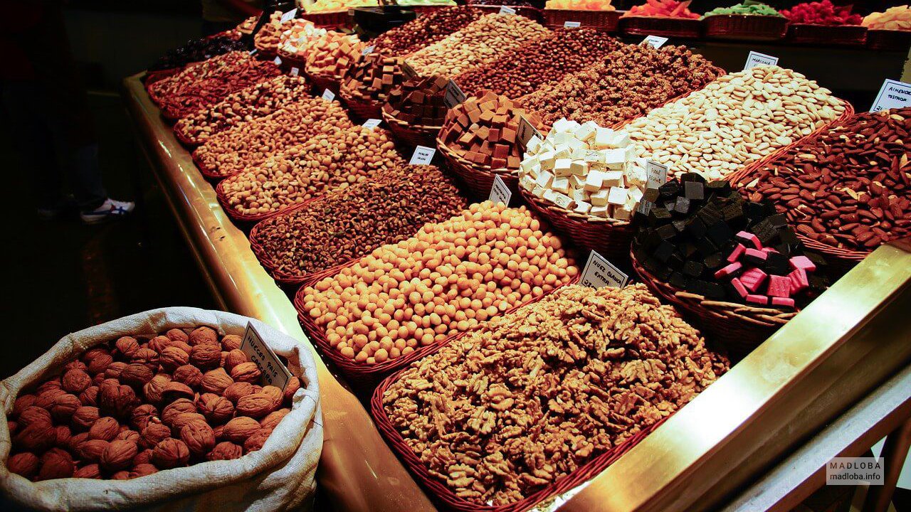 Торговля орехами в Тбилиси