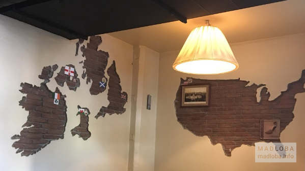Карта мира в декоре кафе KP Tavern