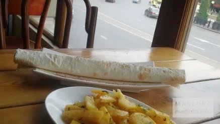 Жареный картофель и шаурма в кафе KP Tavern