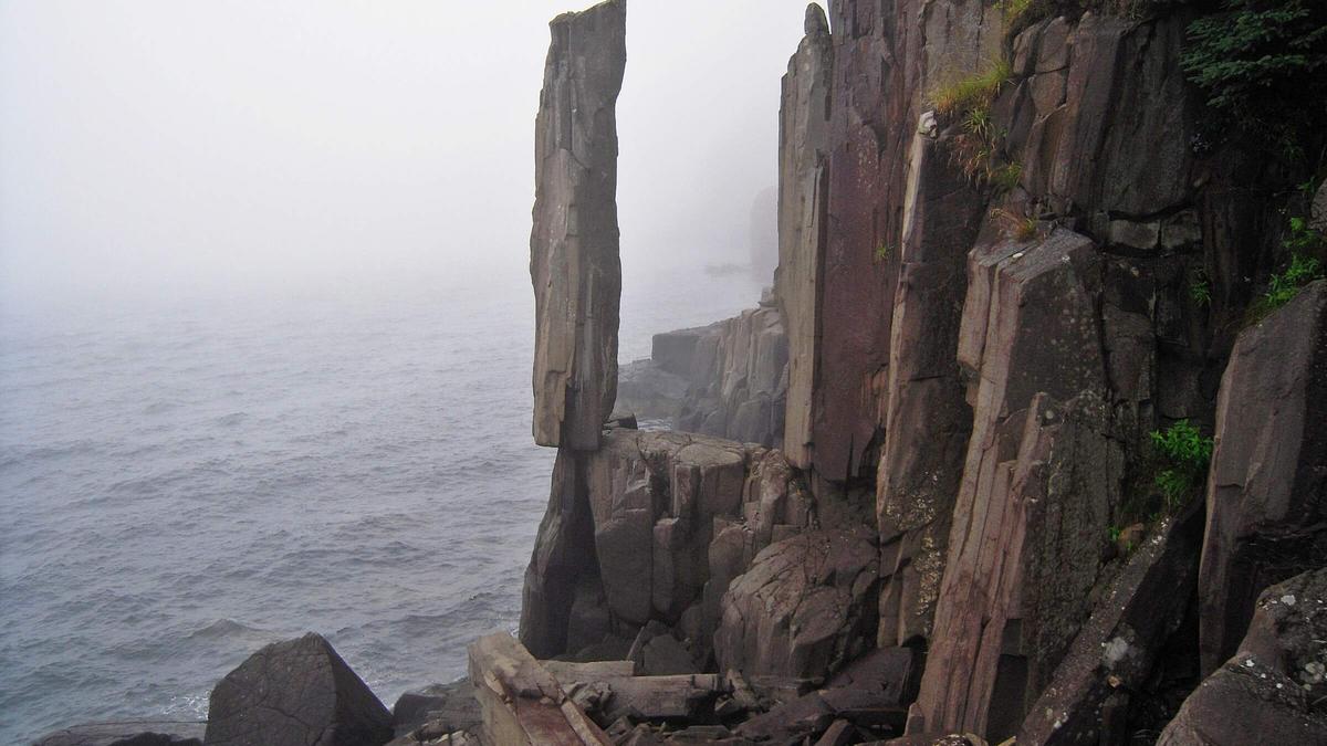 Вид на известковую скалу на фоне моря