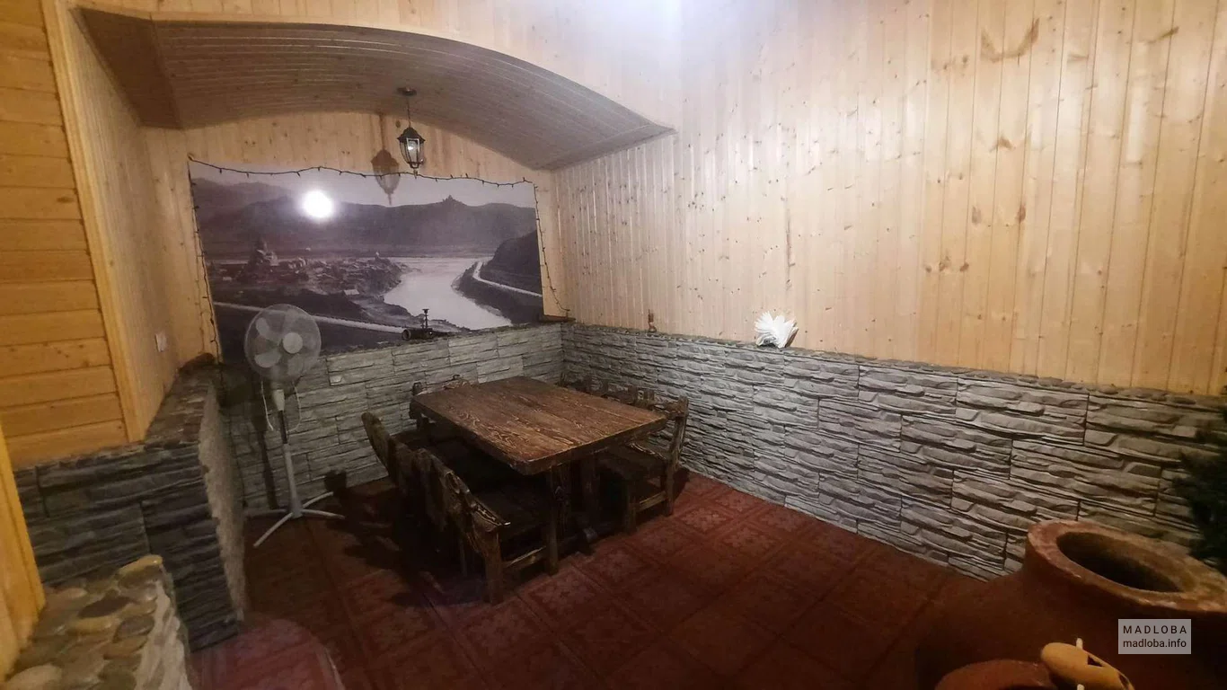 Стол на компанию в кафе Wine Cellar