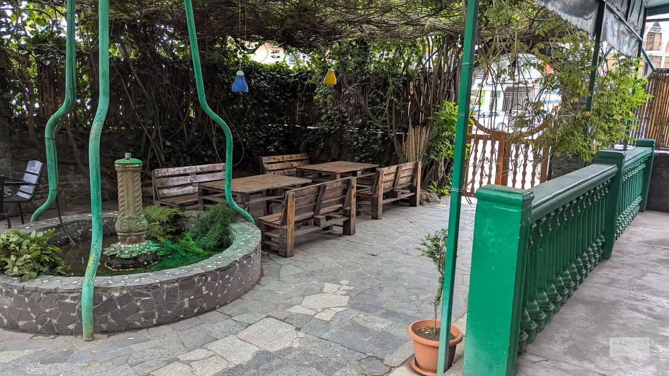 Столики на улице в кафе