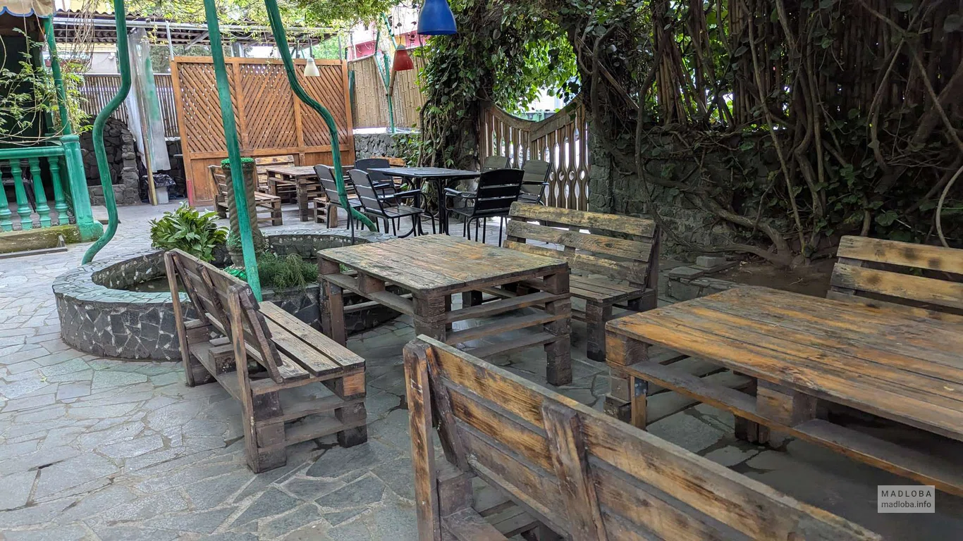 Столы на улице в кафе