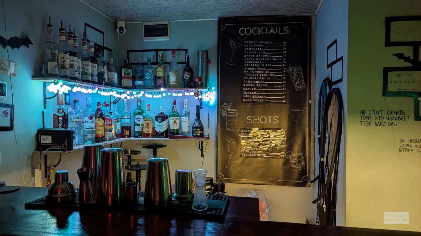 Барная стойка с меню коктейлей в кальян-баре "Podval"