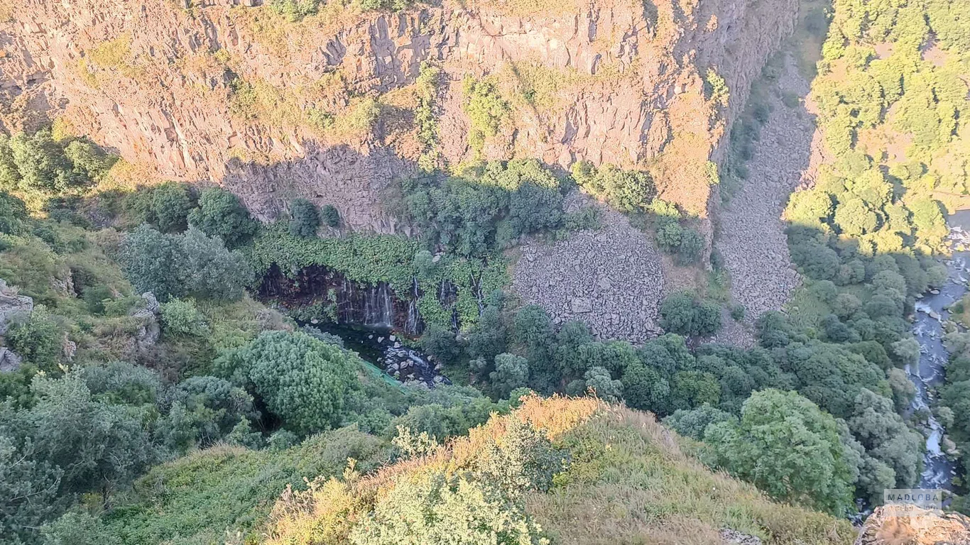 Вид на стекающую воду по стене каньона Дашбаши