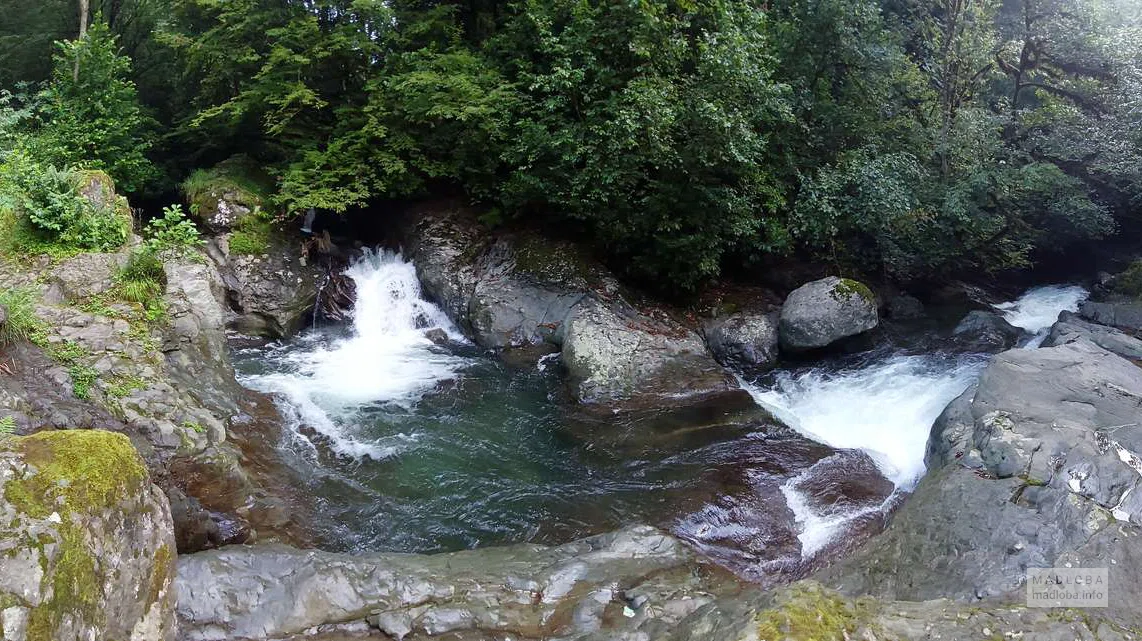 Панорамный вид на водопады в каньоне Гвалашара